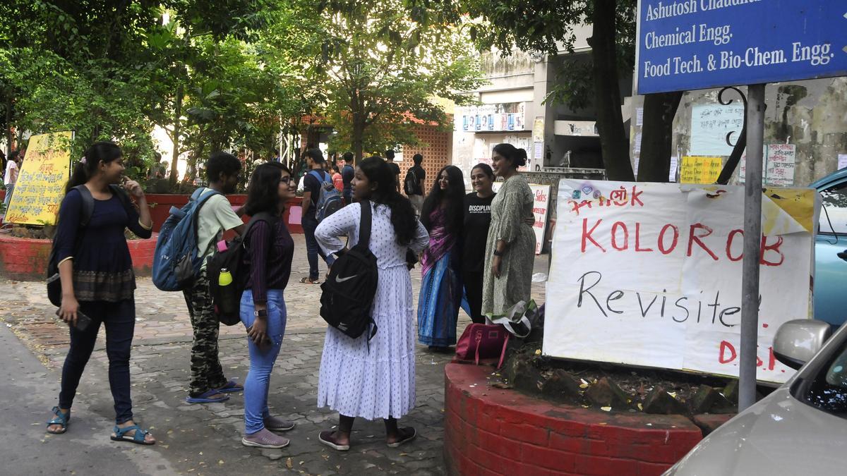 
                                                        पश्चिम बंगाल में कॉलेज दाखिले की अंतिम तिथि बढ़ी, छात्रों की घटती रुचि बनी चिंता का विषय  कोलकाता