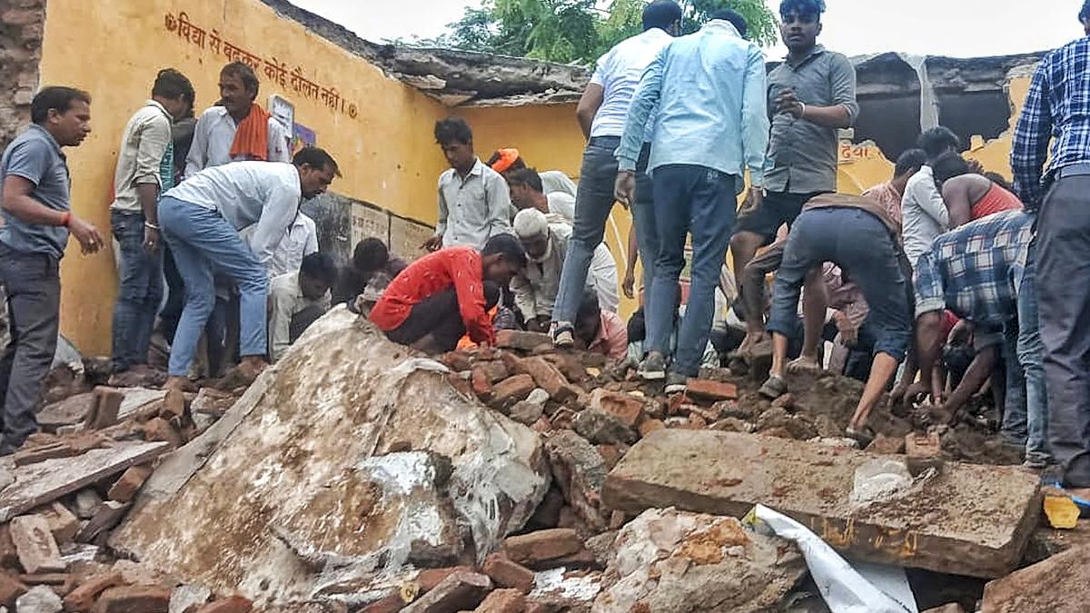 
                                                        राजस्थान के झालावाड़ में स्कूल की छत गिरने से दर्दनाक हादसा, 6 बच्चों की मौत, कई घायल