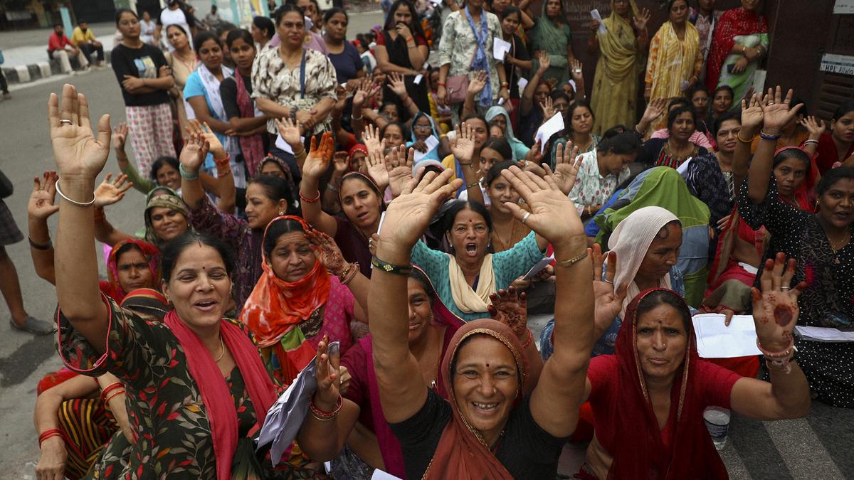 
                                                        🚩 अमरनाथ यात्रा 2025: जम्मू से तीसरा जत्था रवाना, 6,400 से अधिक श्रद्धालु शामिल  जम्मू, 4 जुलाई 2025