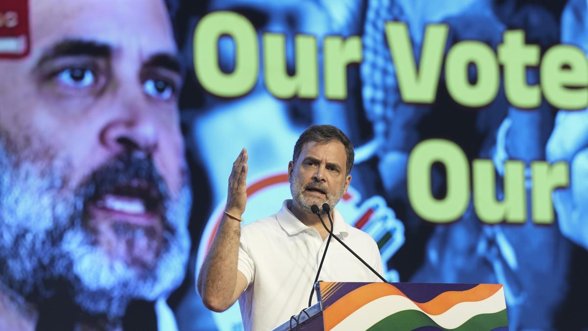 
                                                        बिहार में चुनावी रोल्स की स्पेशल इंटेंसिव रिविजन (SIR) पर राहुल गांधी का आरोप: गरीबों के वोट का अधिकार छीना जा रहा है